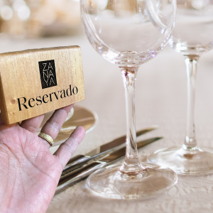 Señalamiento de reservado hecho en madera de cedro rojo. Reserved table sign made of red cedar
