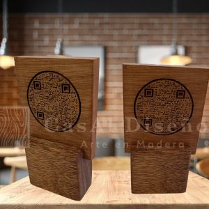 Menu QR hecho en madera de cedro rojo