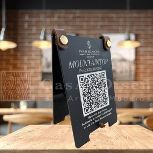 Menu QR hecho en MDF pintado a mano con aplicaciones de piel