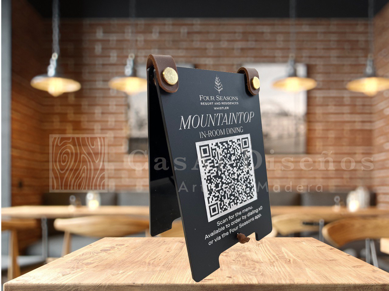 Menu QR hecho en MDF pintado a mano con aplicaciones de piel