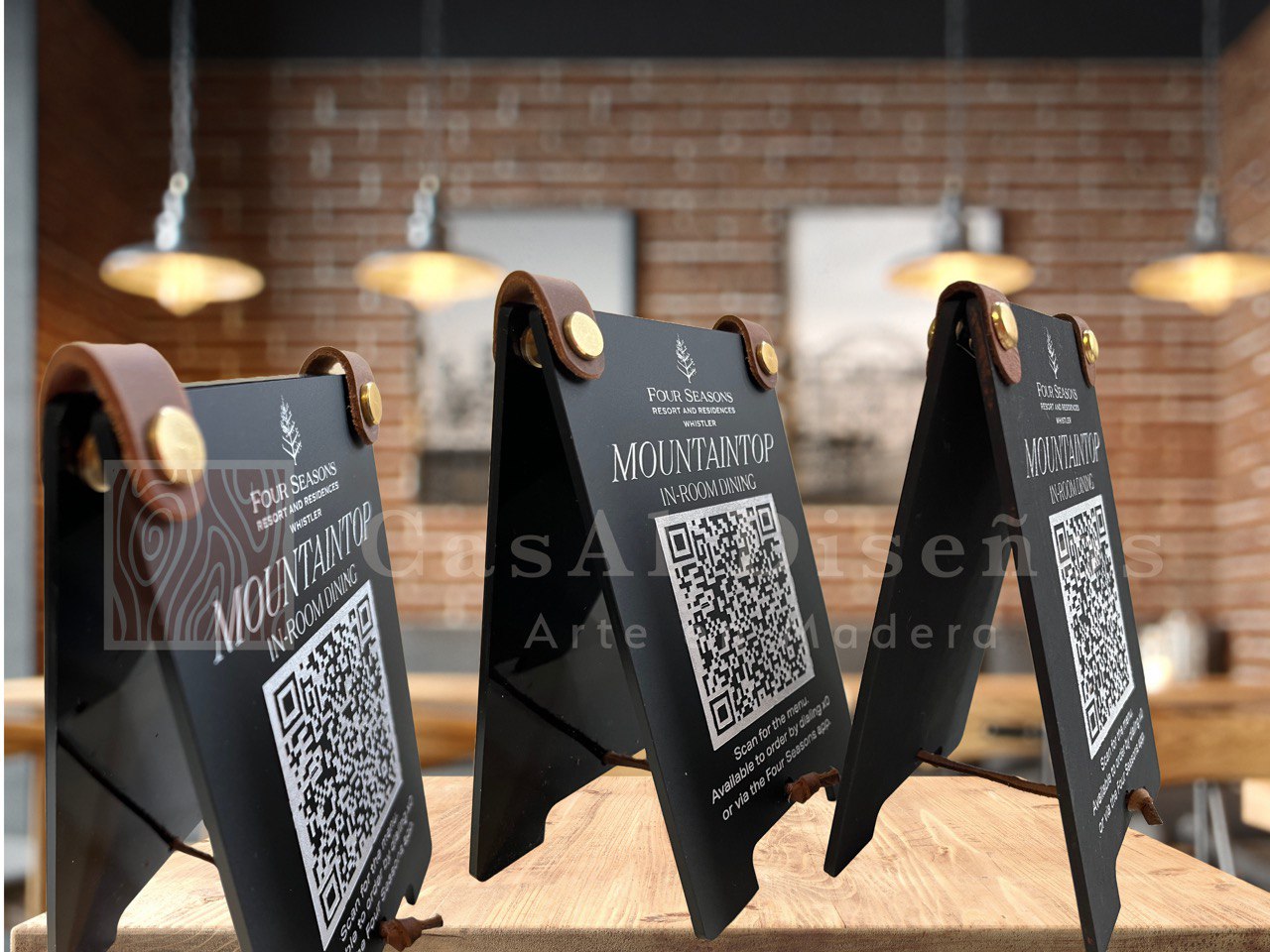 Menu QR hecho en MDF pintado a mano con aplicaciones de piel