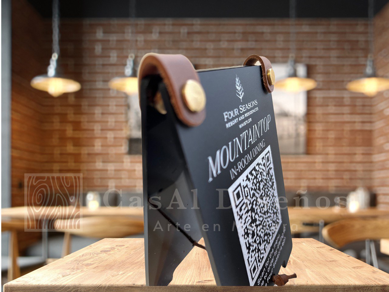 Menu QR en acríclio negro y aplicaciones en piel