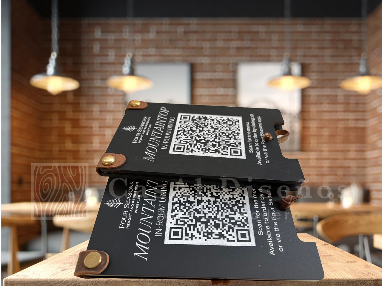 Menu QR en acríclio negro y aplicaciones en piel