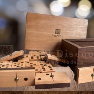 Dominó hecho a mano en madera de nogal y teca